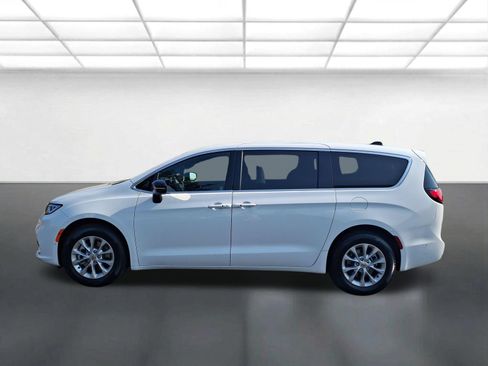Certified 2025 Chrysler Pacifica Select AWD/4WD image 8