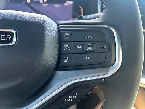 Used 2026 Jeep Grand Wagoneer Limited AWD/4WD image 28