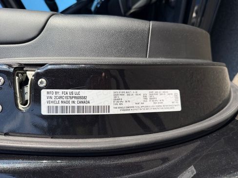 Used 2023 Chrysler Pacifica Limited w/ Uconnect Theater Family Group FWD image 36