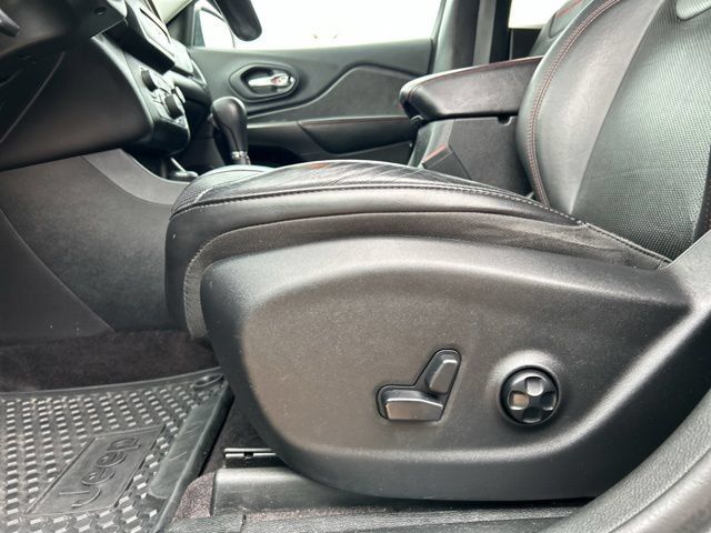 Used 2019 Jeep Cherokee Trailhawk AWD/4WD image 32