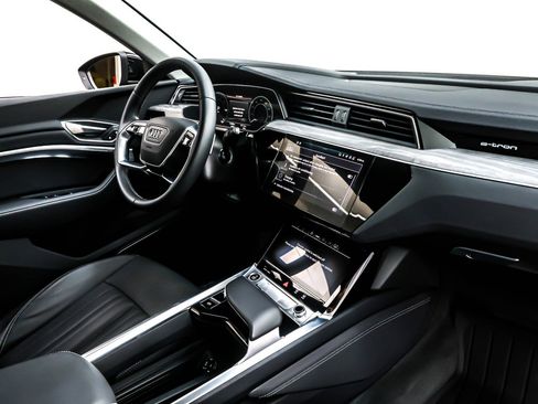 Used 2024 Audi Q8 e-tron Premium Plus image 16