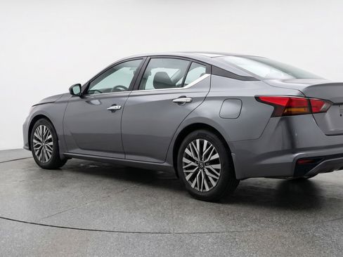 Used 2025 Nissan Altima 2.5 SV FWD image 6