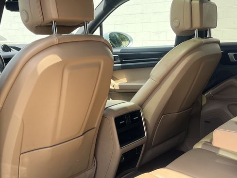 Used 2020 Porsche Cayenne AWD/4WD image 19