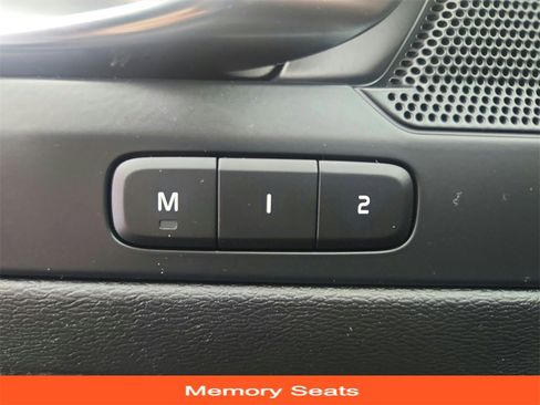 Used 2023 Volvo XC40 B5 Plus image 34