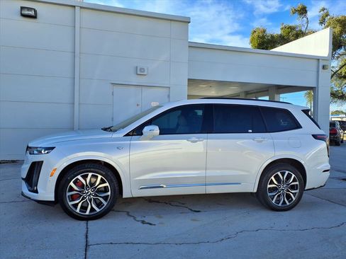 Used 2022 Cadillac XT6 Sport w/ Technology Package image 2