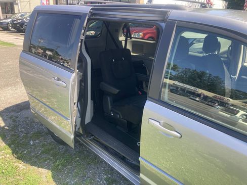 Used 2013 Dodge Grand Caravan SXT w/ UConnect Hands-Free Group FWD image 4
