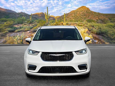 Used 2023 Chrysler Pacifica Touring-L FWD image 5