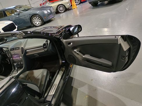 Used 2011 Mercedes-Benz SLK 300 image 39