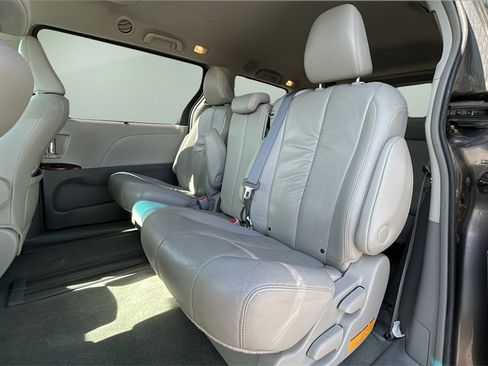 Used 2012 Toyota Sienna XLE w/ Entertainment Pkg image 11