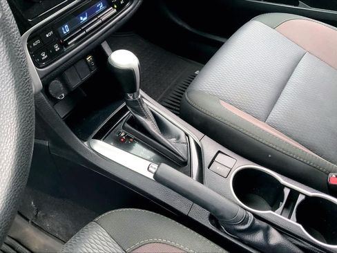 Used 2018 Toyota Corolla LE FWD image 17