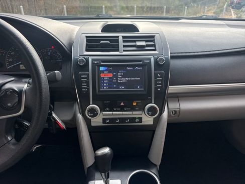 Used 2013 Toyota Camry L image 17