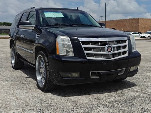Used 2013 Cadillac Escalade Platinum RWD image 2