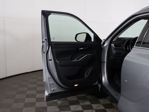 Used 2021 Toyota Highlander XLE image 21