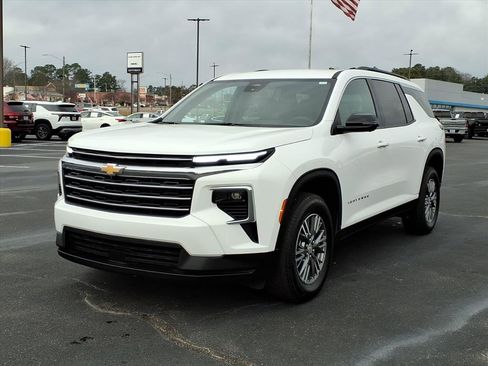 Used 2025 Chevrolet Traverse LT w/ Driver Confidence Package image 1