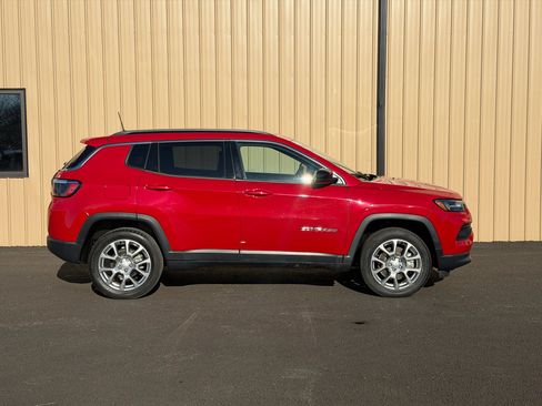 Used 2023 Jeep Compass Latitude image 3