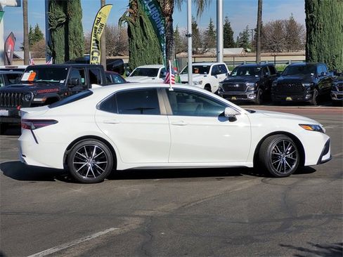 Used 2024 Toyota Camry SE image 4