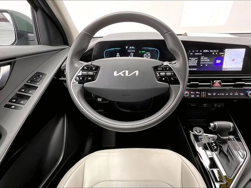 Used 2023 Kia Niro EX image 4