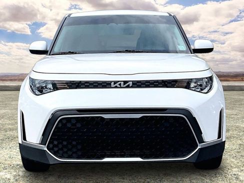 Used 2023 Kia Soul LX FWD image 2