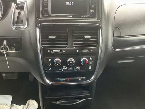 Used 2018 Dodge Grand Caravan SE FWD image 14
