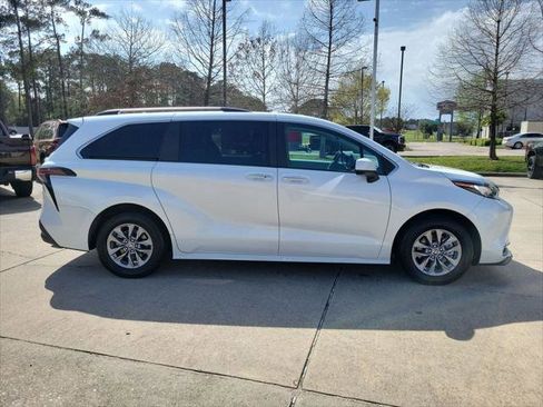 Certified 2023 Toyota Sienna XLE image 7