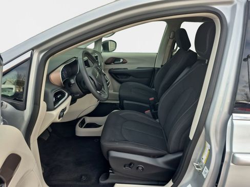 Used 2024 Chrysler Voyager LX image 12
