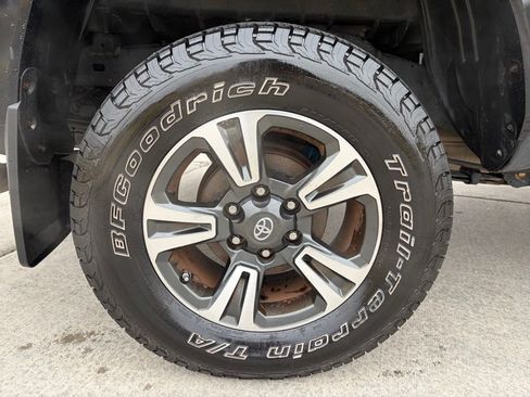 Used 2019 Toyota Tacoma TRD Sport w/ TRD Premium Sport Package AWD/4WD image 10