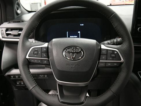 Used 2025 Toyota Sienna Platinum AWD/4WD image 13