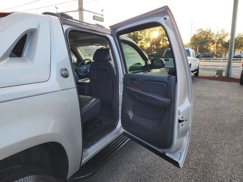 Used 2013 Chevrolet Avalanche LT image 31