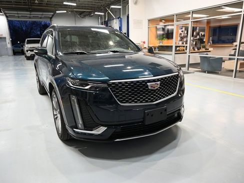 Used 2025 Cadillac XT6 Premium Luxury image 3
