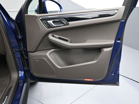 Certified 2025 Porsche Macan AWD/4WD image 29