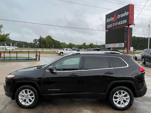 Used 2017 Jeep Cherokee Latitude AWD/4WD image 5