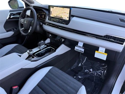 New 2025 Mitsubishi Outlander SE image 25