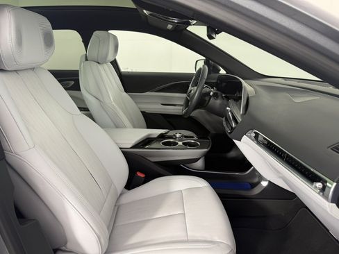 Used 2024 Cadillac Lyriq Luxury AWD/4WD image 10