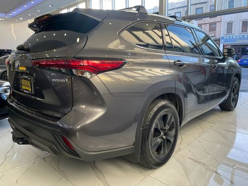 Used 2021 Toyota Highlander XLE AWD/4WD image 6