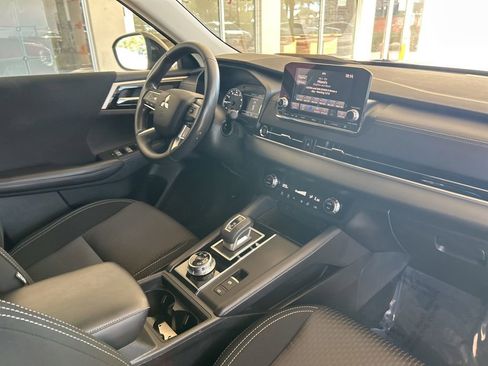Used 2023 Mitsubishi Outlander ES image 20