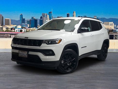 Used 2026 Jeep Compass Latitude AWD/4WD image 2