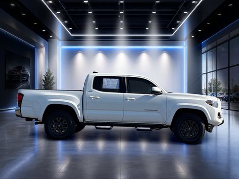 Used 2021 Toyota Tacoma SR5 RWD image 3