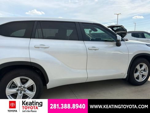 Used 2023 Toyota Highlander LE AWD/4WD image 2