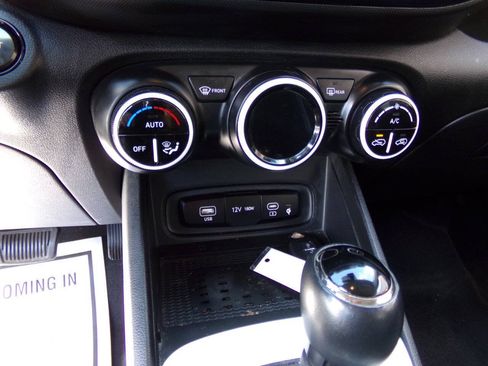 Used 2023 Hyundai Venue Limited FWD image 17