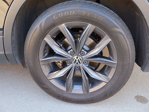 Used 2023 Volkswagen Tiguan SE w/ Panoramic Sunroof Package FWD image 29