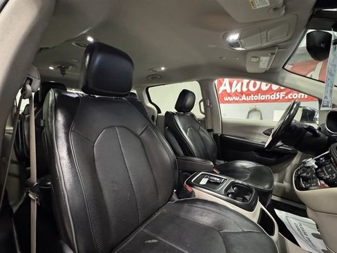 Used 2019 Chrysler Pacifica Limited FWD image 11