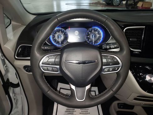 Used 2024 Chrysler Pacifica Touring-L image 20