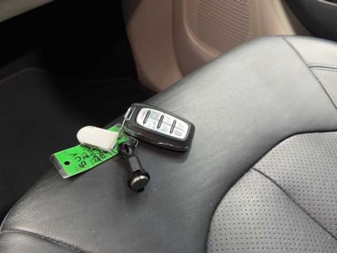 Used 2022 Chrysler Pacifica Touring-L FWD image 29