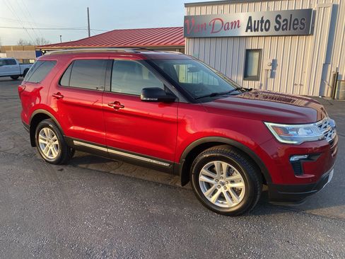 Used 2018 Ford Explorer XLT w/ Equipment Group 202A image 3