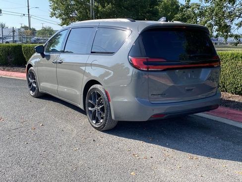 Used 2025 Chrysler Pacifica Limited FWD image 3