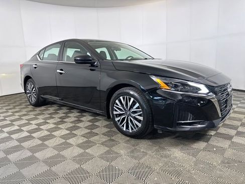 Used 2023 Nissan Altima 2.5 SV image 2