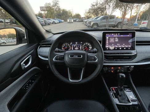 Used 2024 Jeep Compass Latitude image 11