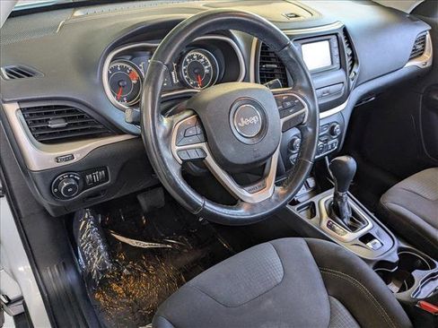 Used 2016 Jeep Cherokee Latitude FWD image 10