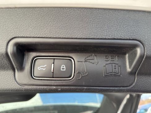 Used 2021 Ford Explorer XLT w/ XLT Sport Appearance Package image 7