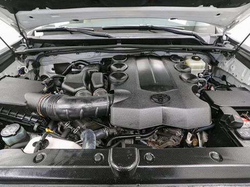 Used 2017 Toyota 4Runner SR5 AWD/4WD image 12